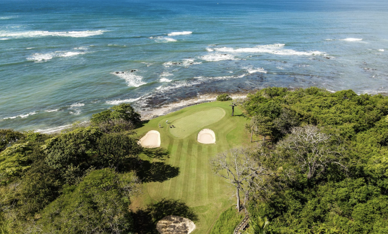 Magnificent ocean vista from Hacienda Pinilla golf course Alt text: Admire the crystalline waters of the Pacific Ocean from a serene golf course at Hacienda Pinilla, where lush foliage dominates over the fairway. 