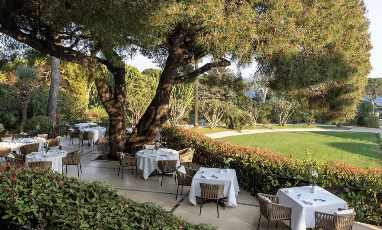  Le Cap’s picturesque dining area with tables and chairs elegantly arranged for al fresco dining.