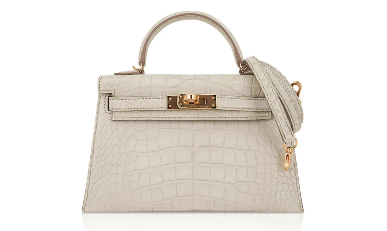 Limited-Edition Hermès Kelly 20 Sellier in Beton Matte Alligator is a study in understated refinement with its ethereal gray hue and a bone undertone.