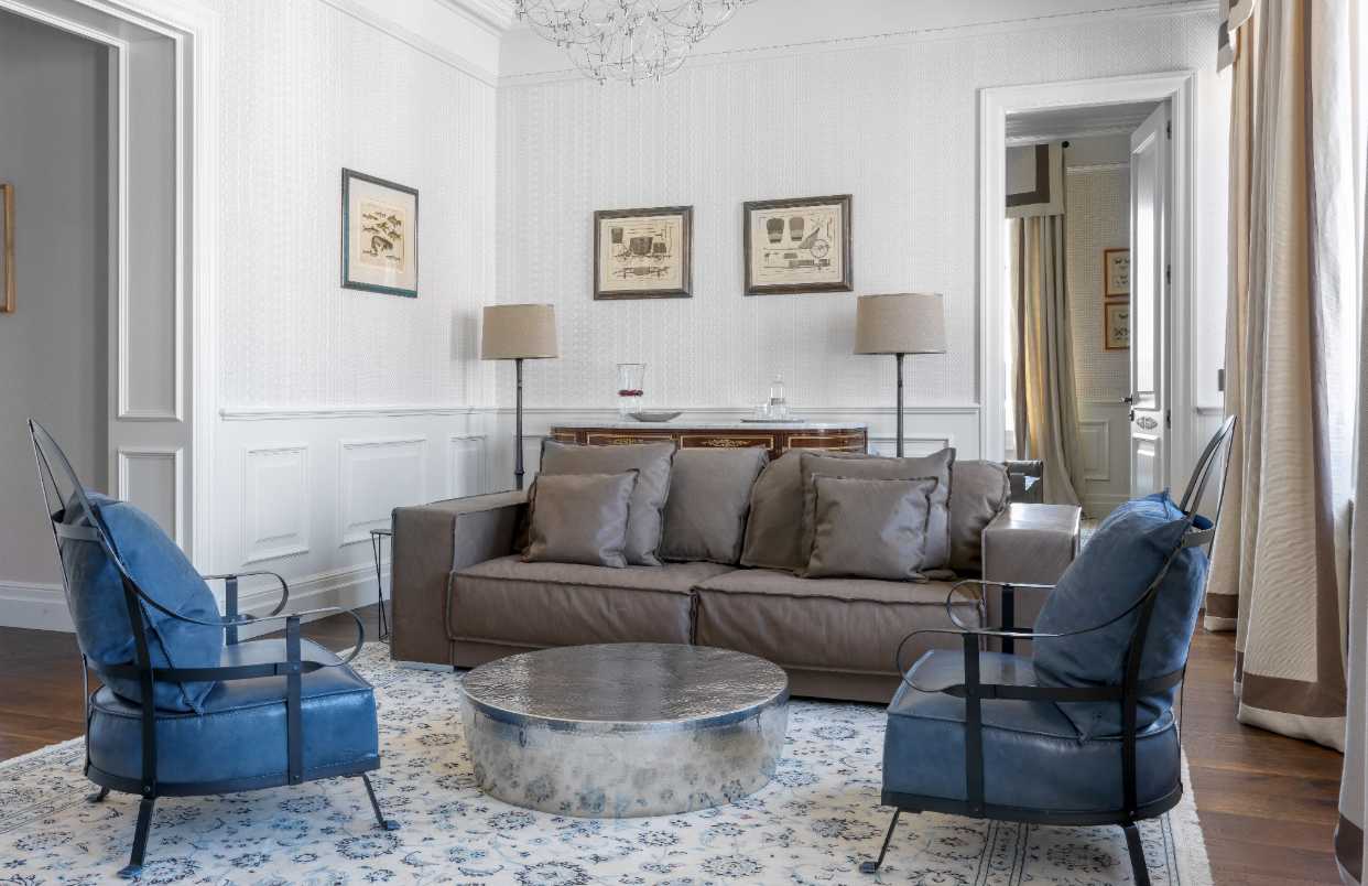 A luxurious salon room at La Datcha Forte dei Marmi featuring elegant furnishings made with leather for both durability and refinement. Bespoke designs by Promemoria.