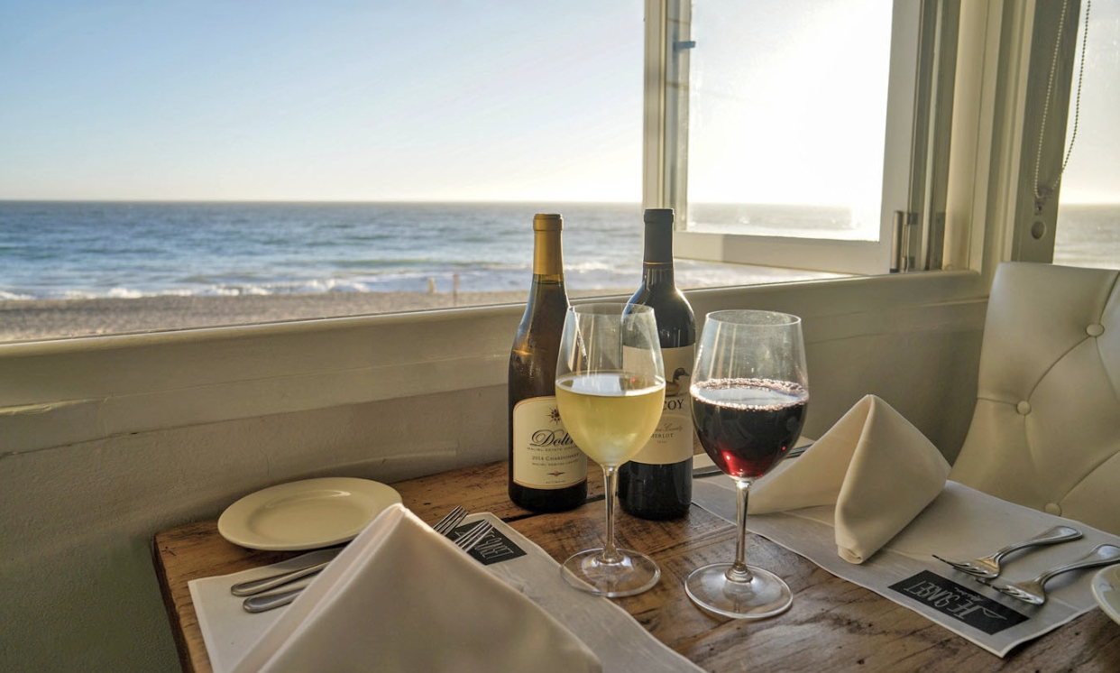 Oceanfront dining in a relaxed coastal ambiance, overlooking the Pacific.
